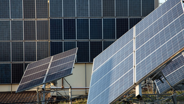 Edificio con múltiples placas solares verticales