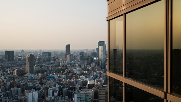 Ventana solar en edificio de oficinas